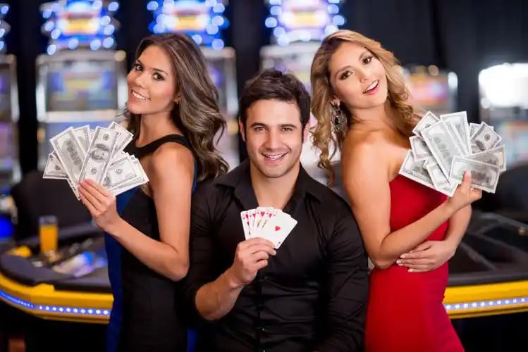 Hình ảnh giao diện sxtg với các trò chơi sportsbook và casino trực tuyến trên thiết bị di động